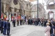 Momento del izado de banderas en el patio del Monasterio de San Juan que se cerró con un círculo de manos unidas entre los presentes.-RAÚL G. OCHOA
