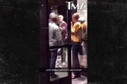 Justin Bieber se pelea con un fan que le pedía un autógrafo en Cleveland.-YOUTUBE/ TMZ