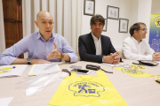 Nacho García de Correos, el concejal Fernando Gómez y el presidente de Amigos del Camino, Jesús Aguirre.-R.G.O.