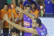 Sergio Olmos postea ante Arteaga en un partido de pretemporada.-RAÚL OCHOA