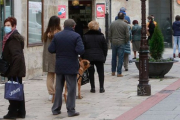 Personas haciendo cola a la puerta de un local. RAÚL OCHOA