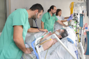 Dos médicos y una enfermera atienden a un paciente en la UCI del HUBU.-ISRAEL L. MURILLO