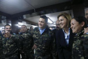 La ministra de Defensa, María Dolores de Cospedal, con militares destacados en el Líbano, en la visita que hizo a la base de Marjayún el 2 de marzo.-EFE / MINISTERIO DE DEFENSA