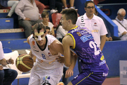 Anton Maresch fuerza la penetración en el Palencia-SanPablo disputado en pretemporada.-MARÍA GONZÁLEZ / CB MIRAFLORES