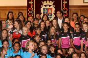 La entrenadora del equipo olímpico de gimnasia rítmica, Sara Bayón C) junto a una multitud de niños de los equipos de gimnasia rítmica de Palencia en la recepción institucional, tras haber logrado la medalla de plata en Río 2016.-ICAL