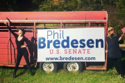 Taylor Swift y su madre, tras ejercer el voto adelantado al candidato demócrata al Senado Phil Bredesen, el 30 de octubre en Tennessee.-INSTAGRAM