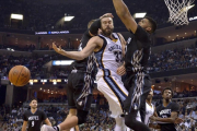 Marc Gasol intenta controlar un balón en presencia de Towns en el partido de Menfis-BRANDON HILL / AP