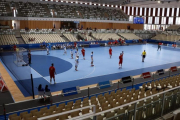 Aspecto desolador del Palau dEsports Catalunya en un partido de balonmano entre Eslovenia y Montenegro.-ACN / ROGER SEGURA