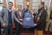 Miguel ÁngelBenavente -derecha- ofrece al Ángel Ibáñez y Javier Lacalle una camiseta firmada del Autocid.-SANTI OTERO