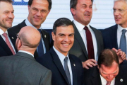 Pedro Sanchez bromea con los primeros ministros  eslovaco,  belga, holandés,  luxemburgués, sueco y letón mientras posan en la foto de familia del Consejo Europeo, este viernes en Bruselas.-JULIEN WARNAND / EFE