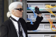 Karld Lagerfeld, director creativo de Chaenel , al final de su desfile de París, este martes.-AP / FRANCOIS MORI