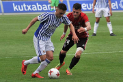 Yanis, el autor delúnico gol de la tarde, presiona al realista Gorosabel en la salida de balón.-UNANUE/MUNDO DEPORTIVO