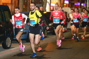 Pablo Sánchez -izquierda- y Borja de Diego -derecha- tiran del grupo de favoritos seguidos por Álvaro Gutiérrez y Víctor Illera en un momento de la carrera.-RAÚL OCHOA