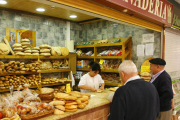 Bienes básicos como el pan o la leche están entre los más caros a 0.78 euros y 0,85 céntimos respectivamente.-SANTI OTERO