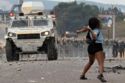Venezolanos se enfrentan a los Policias de la Guardia Nacional en la frontera entre Pacaraima  Brasil  y Venezuela.-EFE