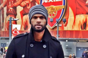 Germain Mason frente al estadio del Arsenal, fan declarado del fútbol.-TWITTER