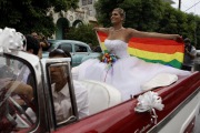 Activista LGTB pasea montada en un descapotable blanco por La Habana-AP