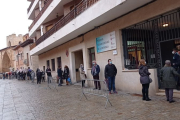 Largas colas para acudir a las pruebas en cuyo operativo trabajan cuatro equipos de atención Primaria. ECB