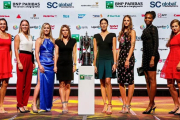 De izquierda a derecha, las tenistas Caroline Garcia, Caroline Wozniacki, Elina Svitolina, Simona Halep, Garbiñe Muguruza, Karolina Pliskova, Venus Williams y Jelena Ostapenko posan tras el sorteo para las Finales de la WTA en Singapur.-EFE / WALLACE WOON