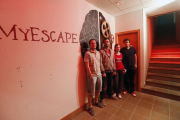 El equipo de  Myescape posa en la entrada de las instalaciones.-RAÚL G. OCHOA