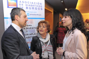 Andoni Lorenzo, Belén Bernal y Cristina Llorente conversan ayer durante las jornadas.-ISRAEL L. MURILLO