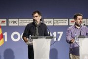 El presidente de Òmnium Cultura, Jordi Cuixart, y el de la ANC, Jordi Sànchez, durante la rueda de prensa celebrada este sábado.-ANDREU DALMAU/EFE