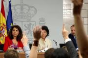 María Jesús Montero, Isabel Celaá y José Luis Ábalos, en la rueda de prensa posterior al Consejo de Ministros.-/ J.J. GUILLÉN (EFE)