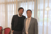 Quique Sánchez Flores posa junto a Chen Yansheng tras sellar el contrato.-