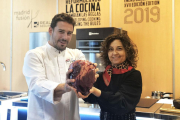 Gema Fernández y Javier Estévez con un corazón de potro hispano bretón de Burgos en la cita de ayer en el evento culinario madrileño.-ECB