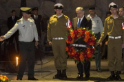Netanyahu deposita una ofrenda floral en el Yad Vashem, el memorial de las víctimas del Holocausto.-Foto:   AP / SEBASTIAN SCHEINER