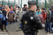 Inmigrantes y refugiados en el campo de Calais.-AFP / DENIS CHARLET