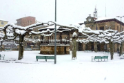 La plaza Mayor de Quintanar amaneció ayer cubierta por un blanco manto.-R. F.