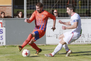 El jugador del Promesas Gallo contra la pelota ante la presión de Pablo, del Bupolsa.-ISRAEL L. MURILLO