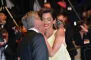 George Clooney besa a su esposa, Amal.-AFP / LOIC VENANCE
