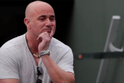 Agassi sigue el partido de Djokovic, desde el palco.-EFE / GONZALO FUENTES