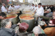 Miembros de la cofradía cocinan los titos. ISRAEL L. MURILLO