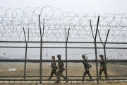 Soldados surcoreanos vigilian la zona militarizada DMZ en la frontera con Corea del Norte.-AFP / JUNG YEON-JE (AFP)