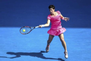 Carla Suárez, en acción, en su encuentro ante la griega Sakkari.-LUKAS COCH / EFE