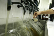 Análisis del agua en una planta de tratamiento de Agbar. /-RICARD CUGAT