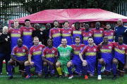 El equipo del Clapton FC, posando para los fotógrafos con su particular indumentaria.-