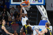 Sutton machaca el aro del Iberostar Tenerife, ayer.-ACB PHOTO / A. PÉREZ