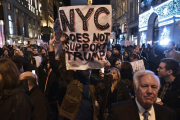 'Nueva York no apoya a Trump', reza un cartel durante una protesta frente a la Trump Tower de Nueva York.-AFP / MANDEL NGAN