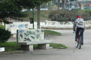 Las pintadas campan a sus anchas en todo el mobiliario urbano de este parque, el Félix Rodríguez de la Fuente.-ISRAEL L. MURILLO