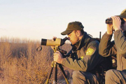 Dos agentes medioambientales realizan labores de vigilancia.-Apamcyl