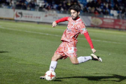 Kevin se dispone a golpear el balón en un choque con el Guijuelo de la pasada campaña.-TWITTER/@CLUBDEPGUIJUELO