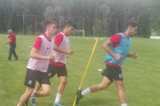 Gabri Salazar, con peto azul, durante el entrenamiento de ayer en el Castañares.-I. M. R.