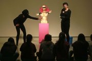 Violeta Ollauri (i.) y Carola Martínez representaron ‘Adrenalina’ en el nivel -1 del CAB ante la atenta mirada de los alumnos de la SAFA.-Raúl Ochoa
