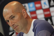Zinedine Zidane, durante una rueda de prensa en Valdebebas.-EFE / VÍCTOR LERENA