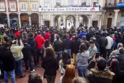 Decenas de trabajadores y familiares siguieron, desde la Plaza Mayor, la colocación de la pancarta en el balcón del Ayuntamiento.-SANTI OTERO