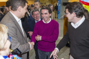 El presidente de las Cortes, Ángel Ibáñez, saluda a José María Aznar. A su derecha, el candidato del PP a presidir la Junta, Alfonso Fernández Mañueco.-ISRAEL L. MURILLO